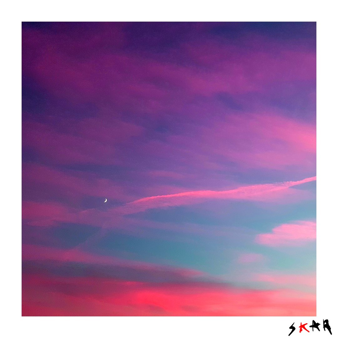 ciel bleu avec la lune en croissant et des nuages rose